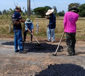 นายรพีพัฒน์  ทำเลดี นายกองค์การบริหารส่วนตำบลกำแมด ร่วมมือกับพนักงานและพนักงานจ้างองค์การบริหารส่วนตำบลกำแมด ซ่อมแซมถนนลาดยางสายบ้านโนนยาง - บ้านแสนศรี