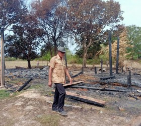 คณะผู้บริหารลงพื้นที่ในการตรวจสอบผู้ประสบอัคคีภัย บ้านแสนศรี ในวันที่ 15 มีนาคม 2564