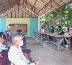 องค์การบริหารส่วนตำบลกำแมดช่วยเหลือประชาชนในการฉีดพ่นยาฆ่าเชื้อเพื่อป้องกันและควบคุม กรณีเกิดโรคระบาดในสัตว์ (โรคลัมปี สกิน)