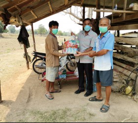 นายกองค์การบริหารส่วนตำบลกำแมด มอบถุงยังชีพให้แก่ผู้รับการกักตัว ฯ