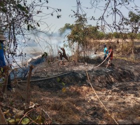 การป้องกันและบรรเทาสาธารณภัย เนื่องจากไฟไหม้พื้นที่ทำการเกษตรของประชาชนในพื้นที่ บ้านหนองเหี่ย หมู่ที่ 5