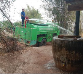 แจกจ่ายน้ำเพื่ออุปโภคบริโภคให้แก่ประชาชนที่ขาดแคลน้ำภายในพื้นที่องค์การบริหารส่วนตำบลกำแมด