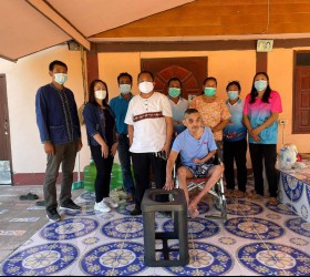 นายกองค์การบริหารส่วนตำบลกำแมด มอบหมายกองสวัสดิการสังคมลงพื้นที่เพื่อมอบเก้าอี้สุขาเคลื่อนที่ให้ผู้สูงอายุและคนพิการในพื้นที่ตำบลกำแมด